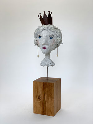 Kopf/Büste/Skulptur aus Pappmache/mixed media -  Serie: Charakterköpfe - montiert auf geölten Sockel aus Eiche - Größe der Skulptur inklusive Sockel : ca. 40 cm - Titel: Kecke Königin