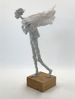 Dynamische Skulptur aus Papierkomposit und gehärtetem Papier, eine Figur im Sturm, die gegen den Wind schreitet