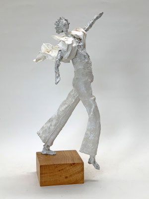 Moderne Tanzfigur, handgefertigtes Unikat aus hochwertigem Papierkomposit und Gewebe.