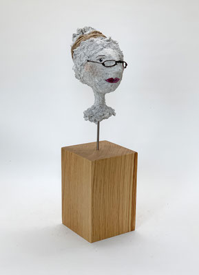 Kopf/Büste/Skulptur aus Pappmache/mixed media -  Serie: Charakterköpfe - montiert auf geölten Sockel aus Eiche - Größe der Skulptur inklusive Sockel : ca. 35 cm - Titel: Bibliothekarin