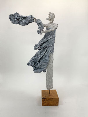  Monochrome Skulptur mit dynamischem Faltenwurf aus gehärtetem Papier.