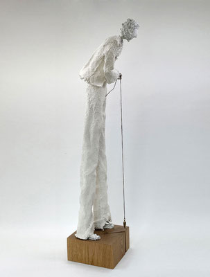 Monochrome Skulptur aus gehärtetem Papier und Textil-Fragmenten.