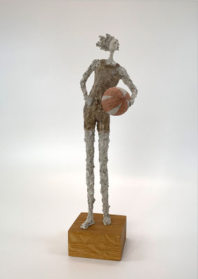 Stehende Figur eines Badegastes mit Wasserball aus veredeltem Pappmaché und Papier.