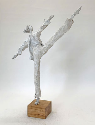 Skulptur eines Tänzers aus gehärtetem Textil | Dynamische Figur mit hochgestrecktem Bein und mineralischer Haptik von Claudia König | Unikat.