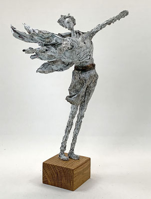 Graue Skulptur Figur im Wind von Claudia König | Puristisches Unikat aus Papier-Komposit mit mineralischer Haptik | Privatsammlung Großbritannien (GB)