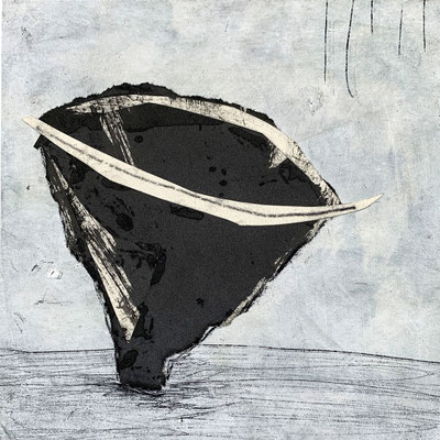 Karge Szenerie mit Gefäß-Symbol, Farb-Archäologie aus altem Papier und Gesso, zeitgenössische Kunst Dortmund