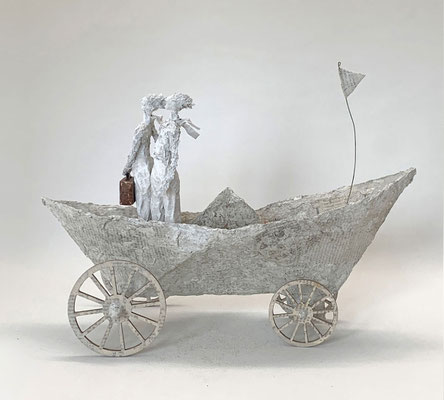 Monochrome Boot-Skulptur aus hellem Papierkomposit, reduziert auf die reine Form von Aufbruch und Wandlung