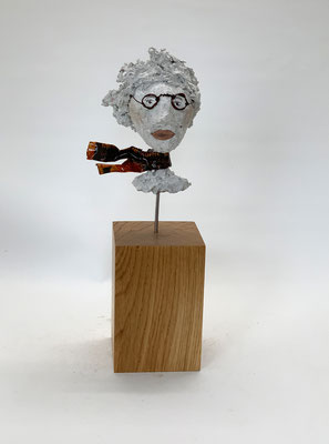Kopf/Büste/Skulptur aus Pappmache/mixed media -  Serie: Charakterköpfe - montiert auf geölten Sockel aus Eiche - Größe der Skulptur inklusive Sockel : ca. 36 cm - Titel: Gelehrter im Wind