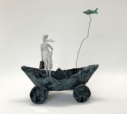 Boot-Skulptur, veredelt mit antiker Bronzepatina auf Papierkomposit – ein Sinnbild für Wandlung und Aufbruch mit Leichtigkeit.