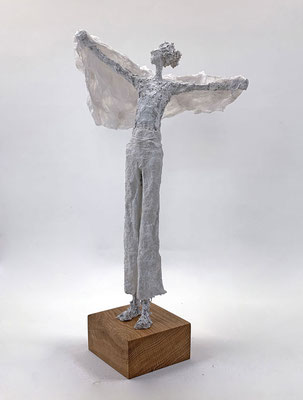  Figurative Skulptur aus Papier-Komposit; weitgespannter Umhang als Symbol für Schutz und Offenheit aus gehärteten Materialien.