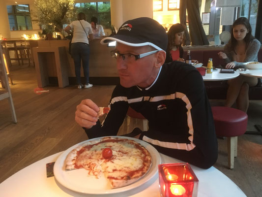 Daniel zweites Abendessen - Pizza Margerita im Restaurant "Vapiano"