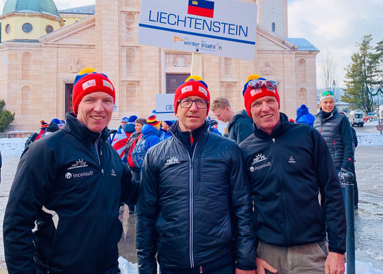 Philip Schädler, Walter Winfried, Michael Schädler (vlnr) bei der Eröffnung der WM im Zentrum von Asiago