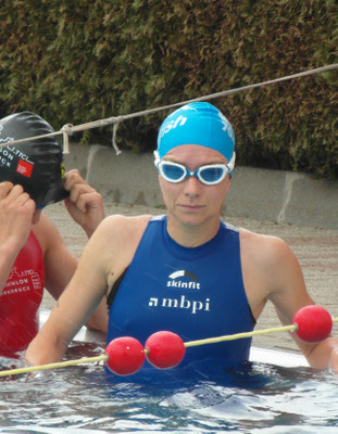 Nicole Klingler beim Schwimmstart