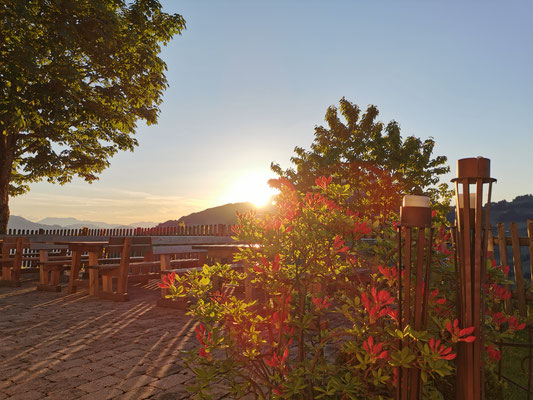 Stimmungsvoller Sonnenunergang auf unserer PanoramaTerrasse