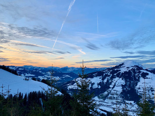 Stimmungsvoller Sonnenuntergang mit sagenhaften Weitblick