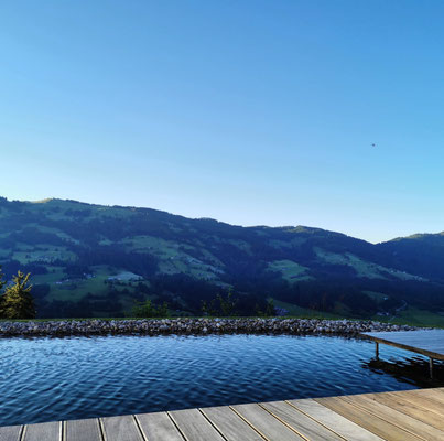 Der NaturBadeTeich mit unvergleichbarem Ausblick