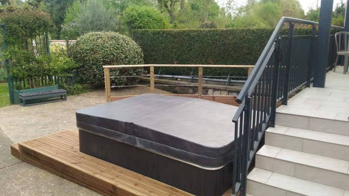 Réalisation d'une terrasse autour d'un jacuzzi