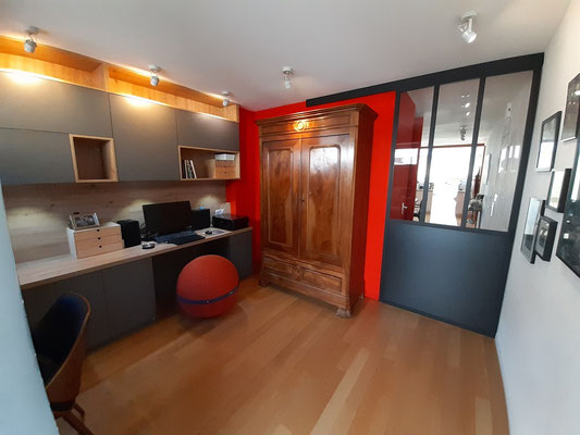 Aménagement d'un espace bureau avec porte verrière coulissante