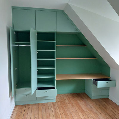 Ensemble rangement et bureau sur mesure dans une chambre