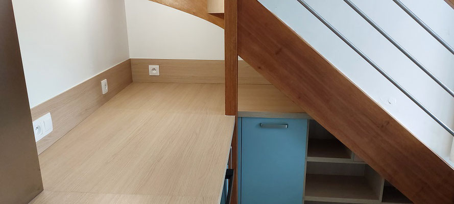 cuisine avec une belle optimisation de l'espace sous l'escalier
