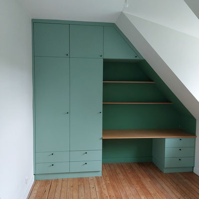 Ensemble rangement et bureau sur mesure dans une chambre