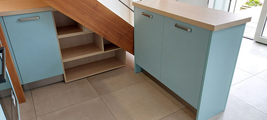 Cuisine avec une belle optimisation de l'espace sous l'escalier
