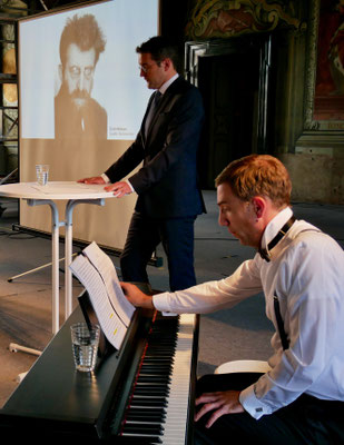 Überhaupt ist es die ausgeklügelte Rollenverteilung (im Bild Dr. Markus Schmalzl und Bernd Kohlmann) und....