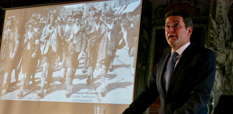 Dazu gehört auch die quellenkritische Präsentation originalen Bildmaterials (im Bild Dr. Markus Schmalzl mit der Aufnahme eines bayerischen Freikorps).