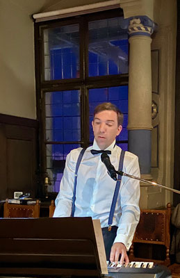 Pianist und Sänger: Bernd Kohlmann, Geschichtslehrer und Demokratiebeauftragter der Schulberatungsstelle.