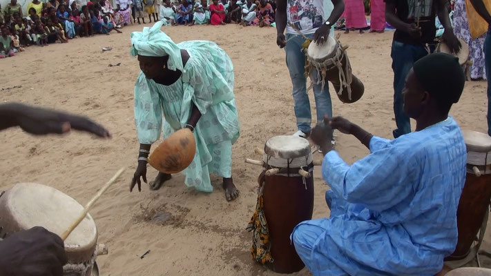 Ousmane DIOUF, griot per il sacro, durante il rituale Ndoep à Yoff