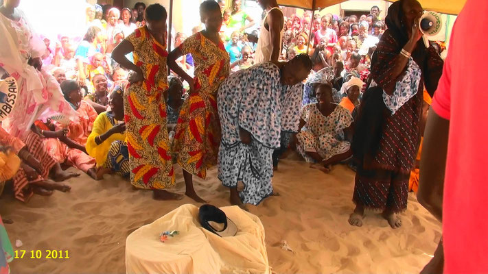 La sacertodessa BINTA, durante il rituale Ndoep à Yoff