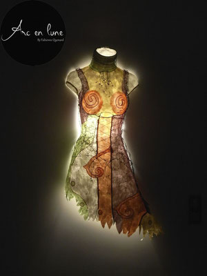 Buste femme corset Shéhérazade de Arc en Lune L.80 x l.60 x P.20cm, fil de fer, tissu, perles, applique lumineuse