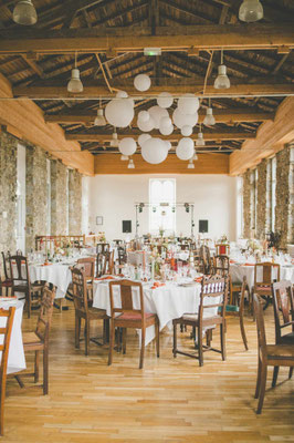 location vaisselle ancienne dépareillée chaises anciennes mobilier vintage mariage vintage mariage normandie et bretagne