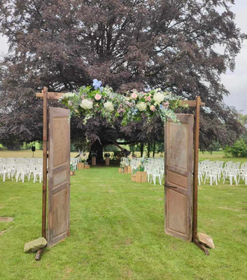 location vaisselle ancienne dépareillée chaises anciennes mobilier vintage mariage vintage mariage normandie et bretagne