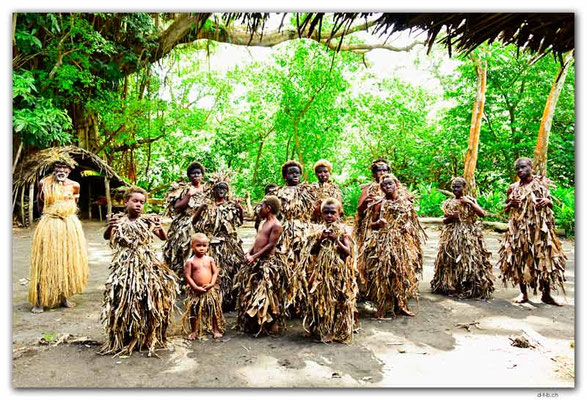 VT0104.Tanna.Cannibal tour.Singing performers