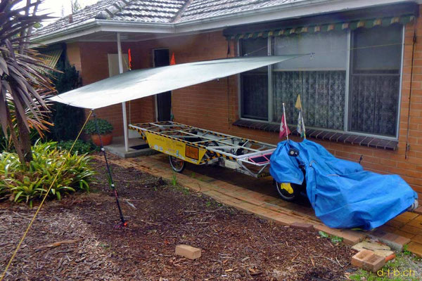 AU: Solatrike unter provisorischem Tarp, als Werkstatt, bekommt neue Solarmodule