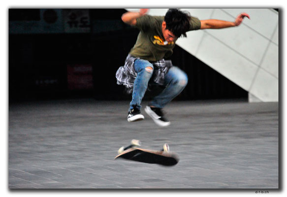 KR0206.Busan.Cinema-Komplex.Skater