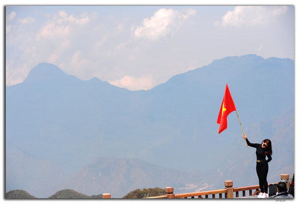 VN0079.Sapa.Fansipan.Posing with flag