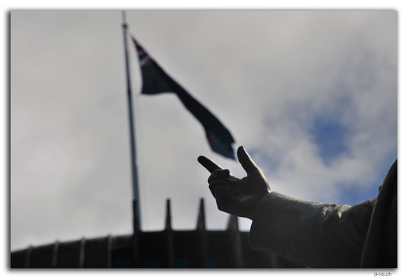 NZ0442.Wellington.Beehive.Catching the flag
