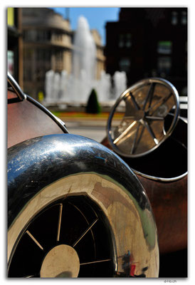 ES0181.León.Escultura Coche de carreras n.º 19