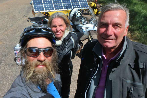 AU:Solatrike at Bindoon Hill Rest Area meeting Alex and Rosita from Bozen