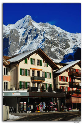 GW0219.Dorf mit Wetterhorn