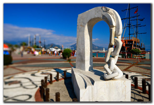 TR0461.Alanya.Hafenskulptur