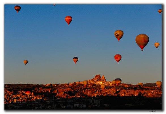 TR0892.Göreme.Ballone im Morgenlicht