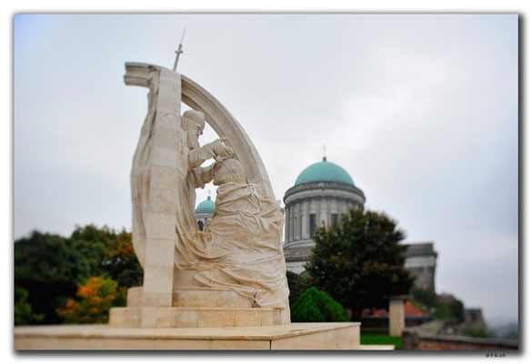 HU012.Esztergom.Statue