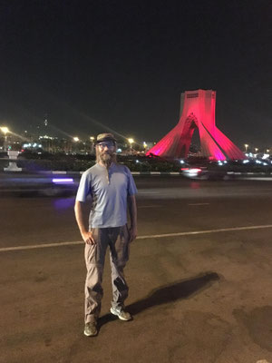 IR: Teheran, Azadi-Square mit Milad (Photo: Milad)