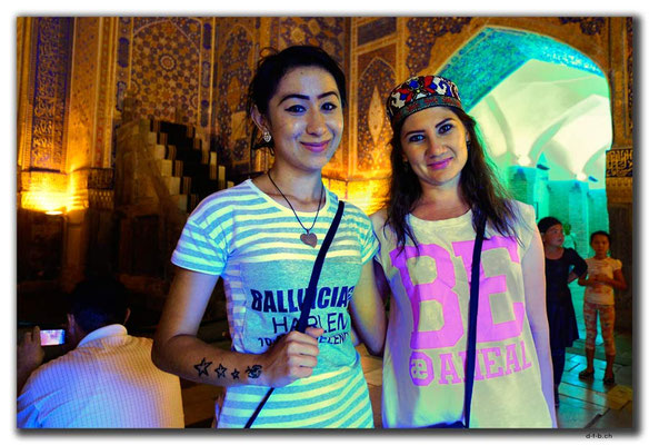UZ0097.Samarkand.Registan.Usbekinnen