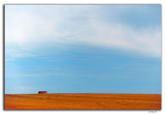 AU0975.Feld mit Wassertank