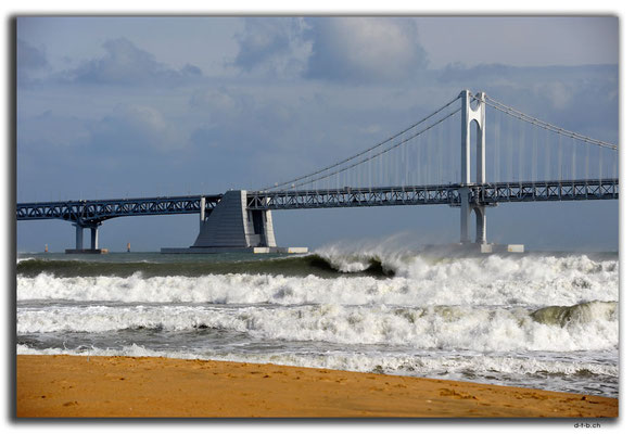 KR0222.Busan.Wellen am Gwangalli Beach
