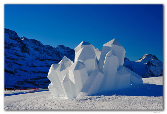 GW0209.Schneeskulptur Bergkristalle